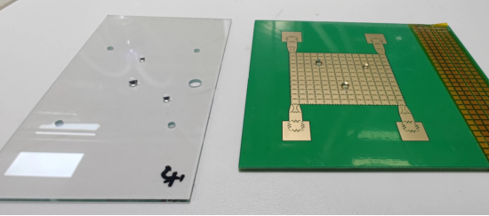图2 ITO玻璃极板（左）和PCB板（右）.png